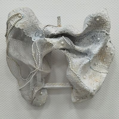 Юлия Конькова - Душа. Материалы - металлическая сетка, кружево, бусины, акриловая эмаль 