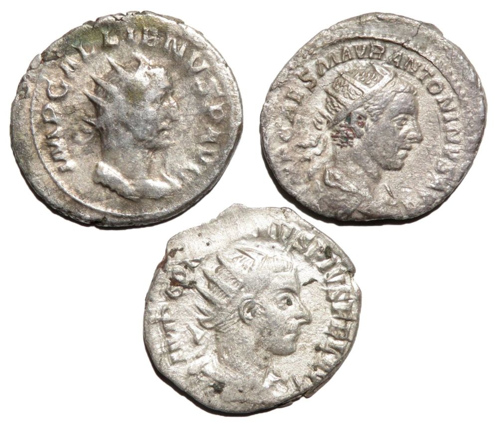 Lot 216: Antoninianus (3). 3rd century AD. Lot includes coins...