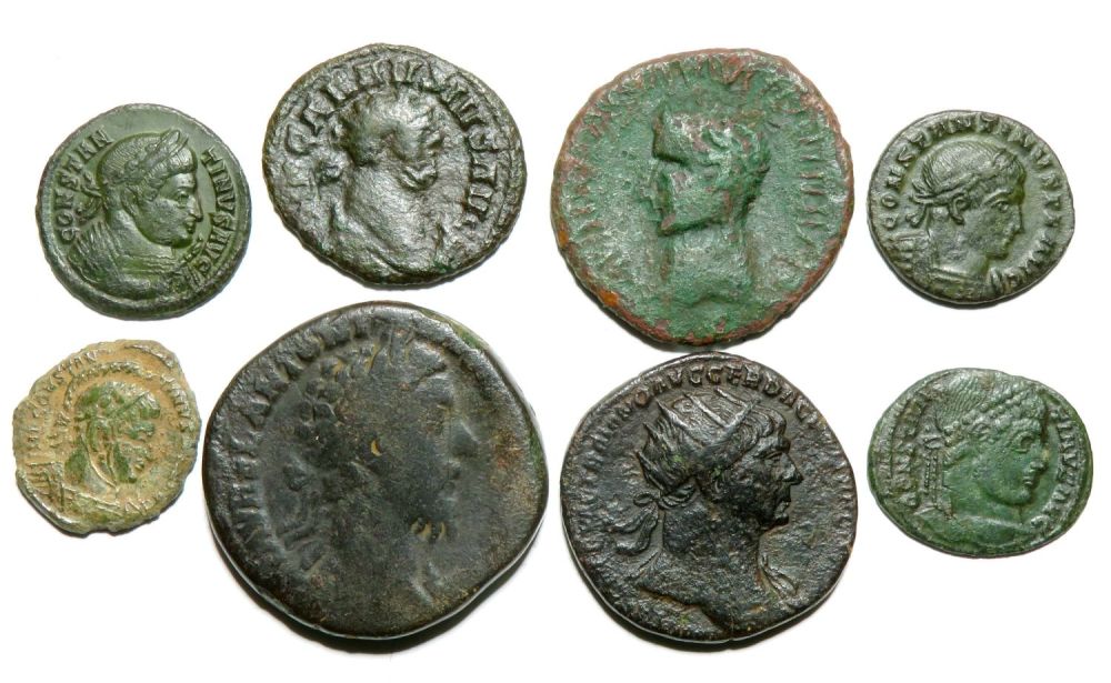 Lot 220: Roman bronze coin group (8). 2nd-4th century AD....