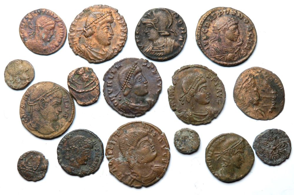 Lot 221: Roman bronze coin group. 16 bronze coins, all...
