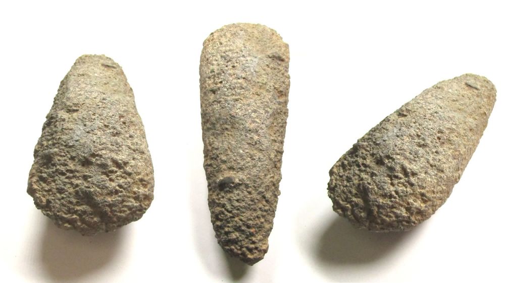 Lot 1003: Neolithic stone axehead. Circa 4000 BC-2500 BC. 420g. 145.69 x...