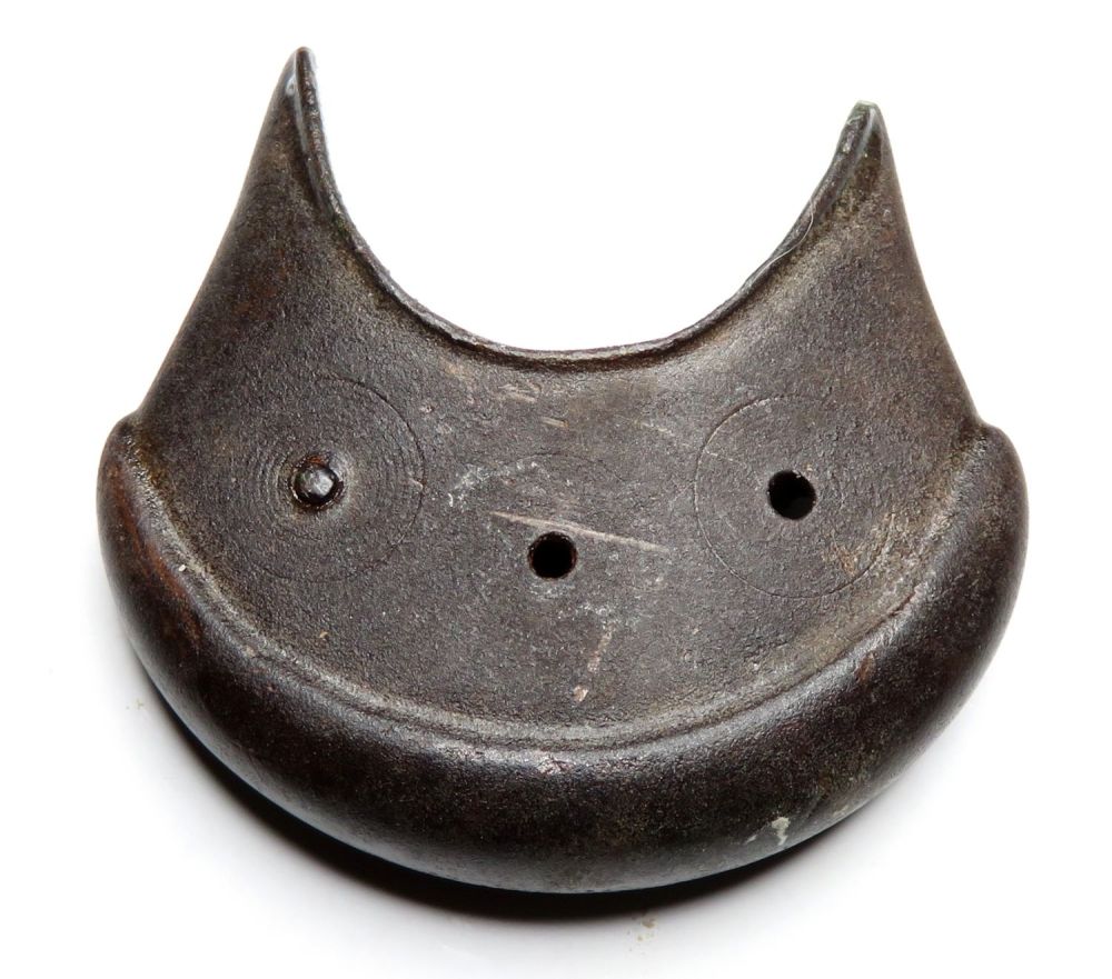 Lot 1007: Bronze age scabbard chape. C 1000 BC -...