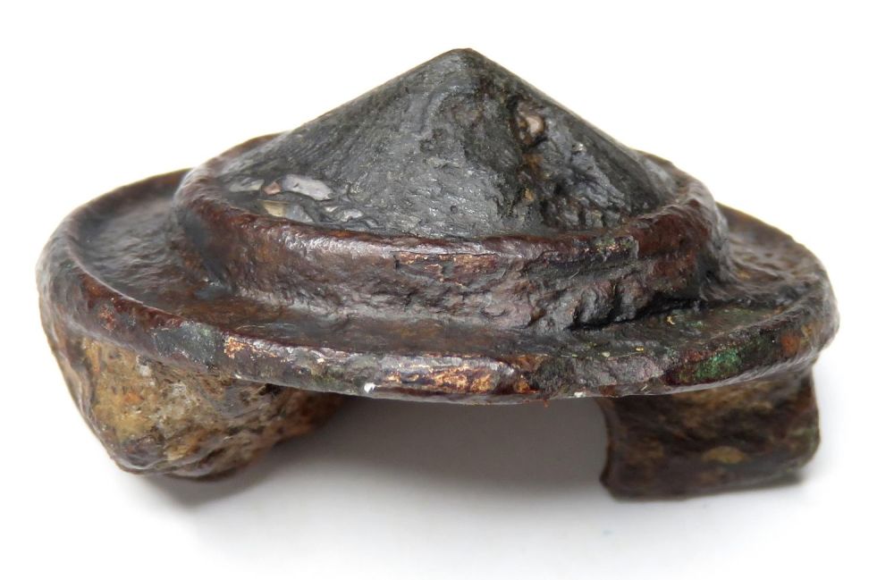 Lot 1014: Roman glass centre boss brooch. Circa 3rd-4th century...