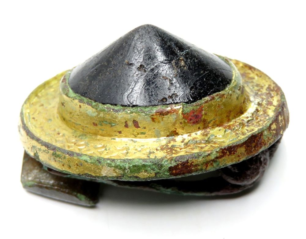 Lot 1018: Roman glass centre boss brooch. Circa 3rd-4th century...