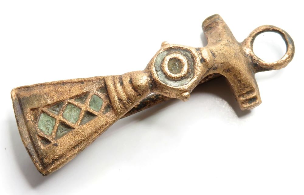 Lot 1021: Roman bow and fantail brooch. Circa 1st-2nd century...