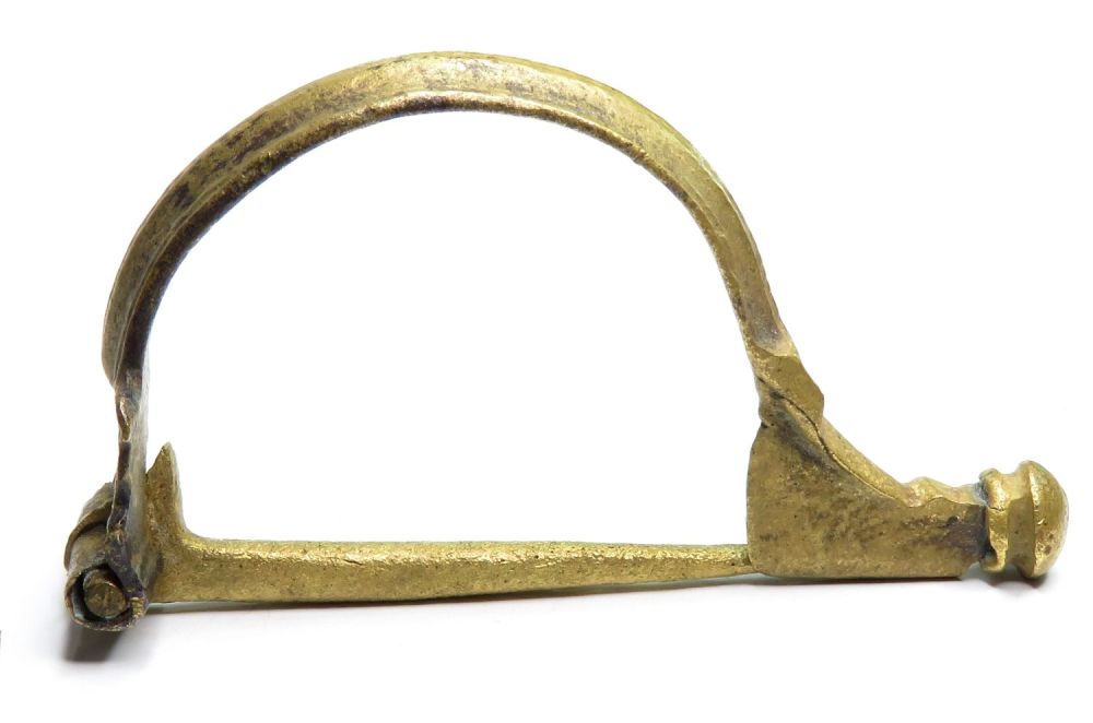 Lot 1025: Roman bronze Aucissa type brooch, 1st century AD....