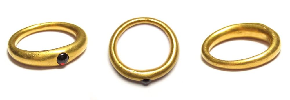 Lot 1031: Roman Finger-Ring. Circa 1st century AD. Gold, 6.35g. ...