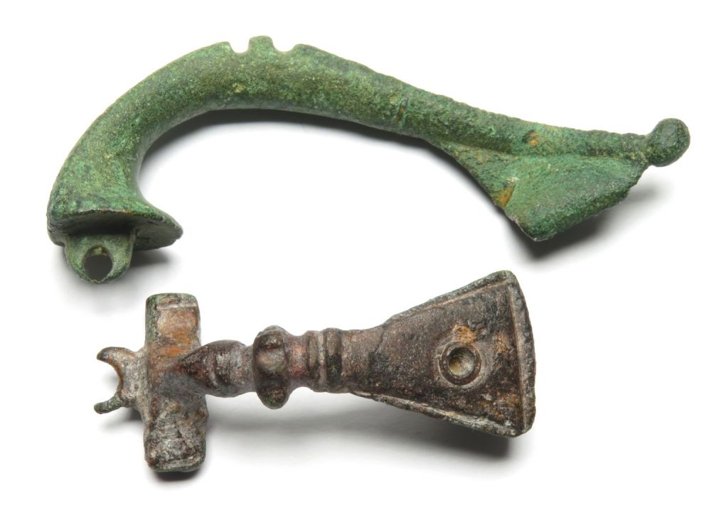 Lot 1033: Roman brooch pair. A bow and fantail brooch...