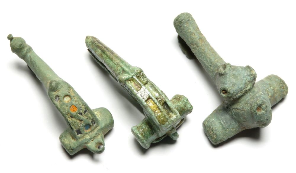 Lot 1036: Roman brooch group. Three roman brooches, two having...