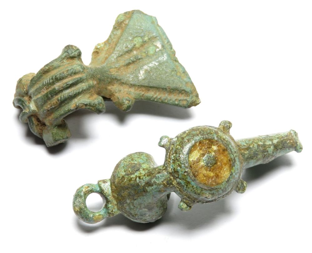 Lot 1037: Roman brooch pair. An aesica type brooch and...