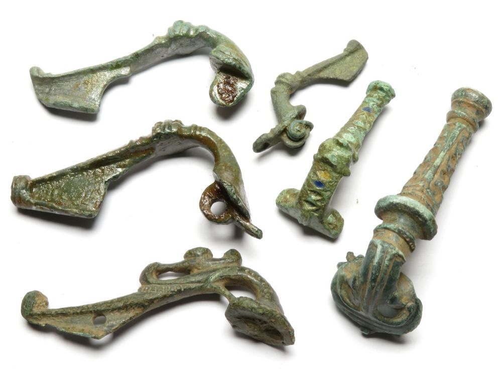 Lot 1039: Roman brooch group including five trumpet type brooches...