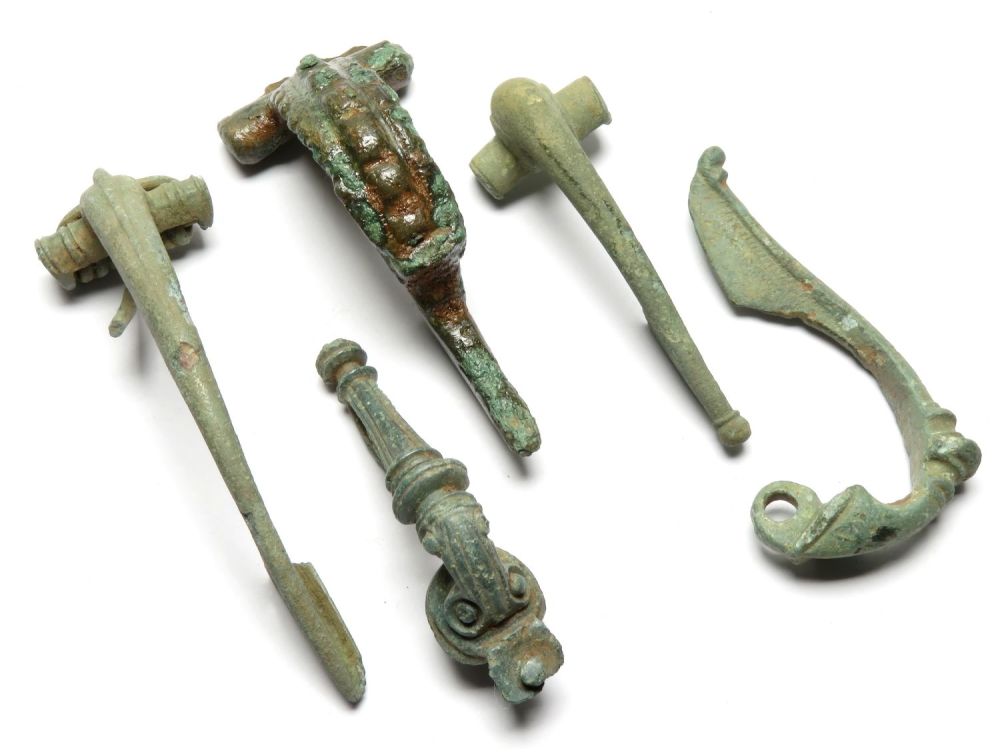 Lot 1040: Roman brooch group including trumpet and Polden hill...