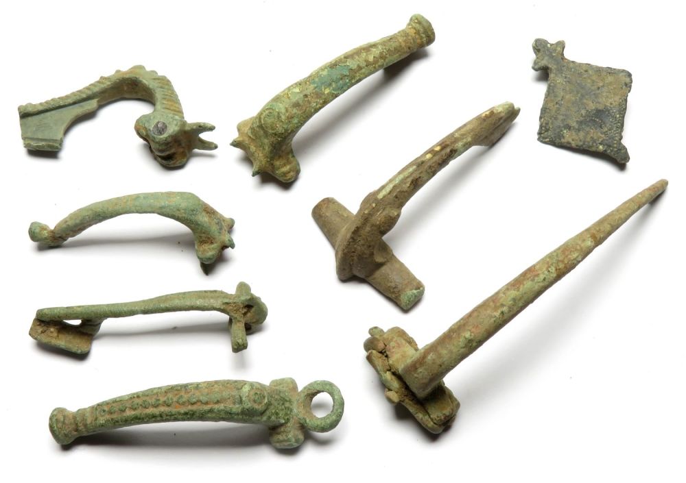 Lot 1043: Roman brooch group including, Colchester, dolphin and headstud...