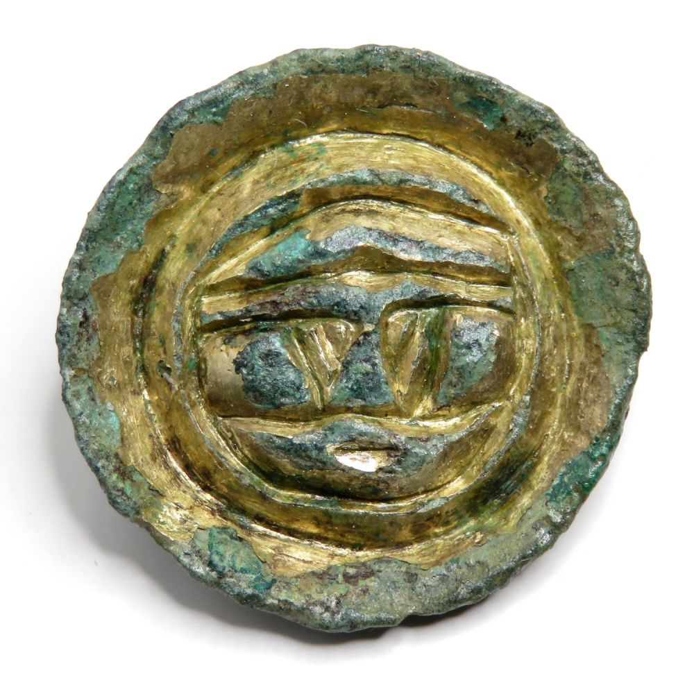 Lot 1050: Anglo-Saxon button brooch. C 5th-6th century AD. Copper-alloy,...