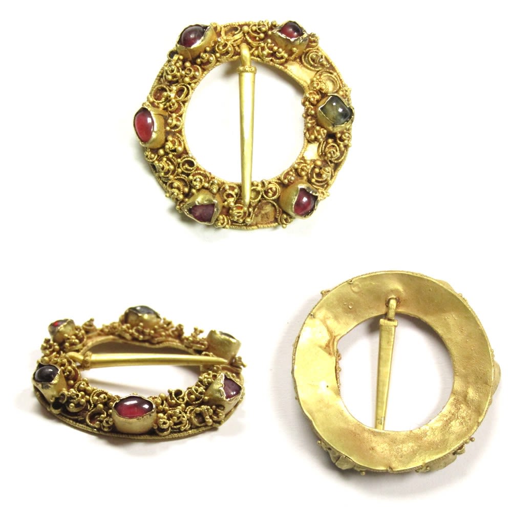 Lot 1084: Medieval Gold Annular Brooch. Circa 13th-14th century AD....