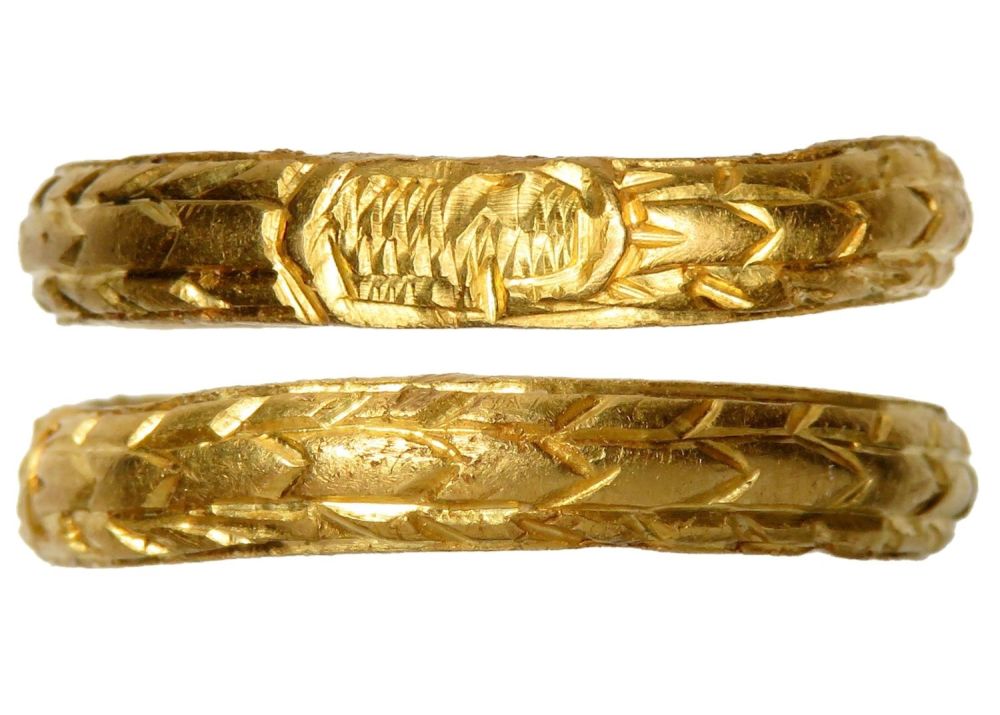 Lot 1093: 17th century gold mourning ring with the inscription...