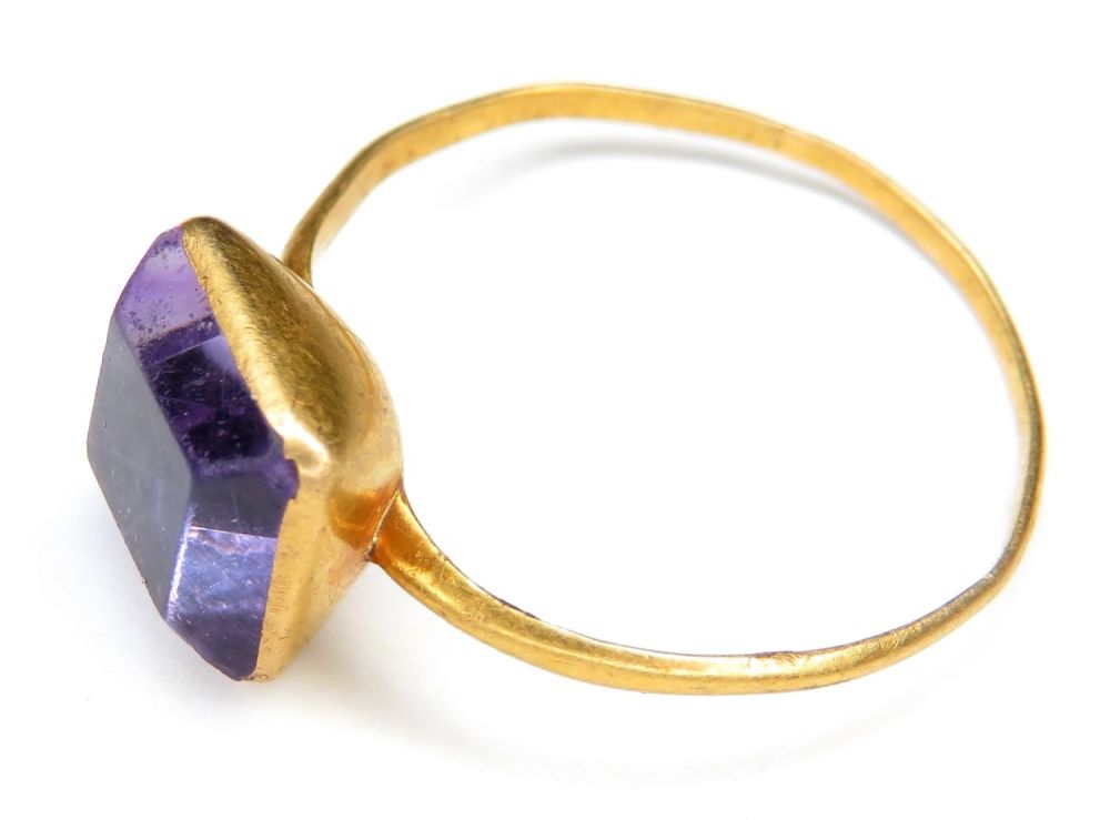 Lot 1101: Gold ring with amethyst stone, post-medieval. C. 18th...