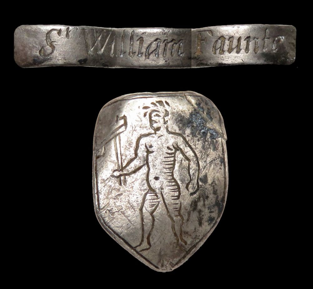 Lot 1103: Silver Hawking Vervel. The exterior of the ring...