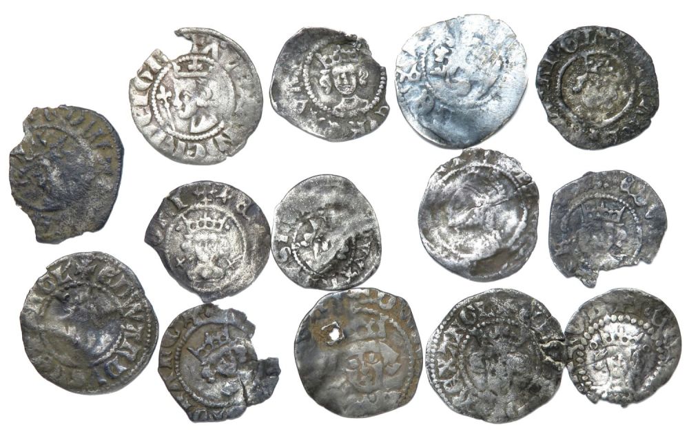 Lot 1227: Medieval silver halfpenny group. 14 silver hammered coins,...
