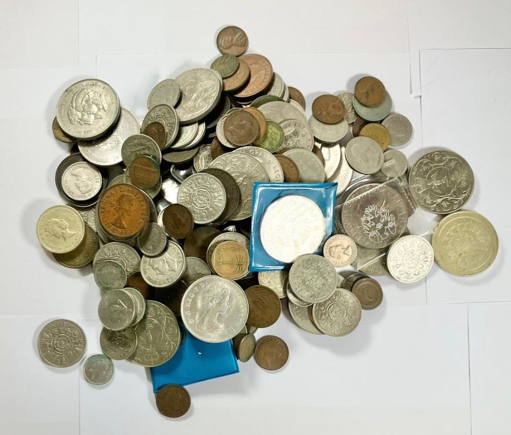 Lot 1297: Collection of UK and Foreign Coins. Some commemorative...