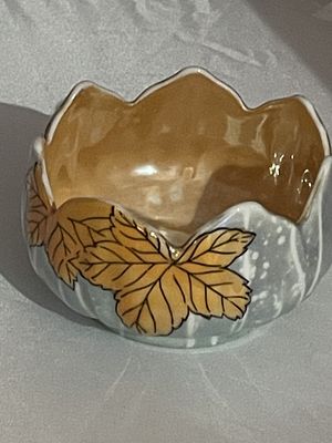 Noritake Hand Painted Autumn Leaf Luster Glaze Scalloped Bowl. A single decorative ceramic bowl 
