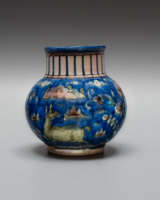 Вазочка &laquo;Бегущие лани&raquo;. Иран, Исфахан, середина - 2-я половина 19 века. 
Фаянс, подглазурная 