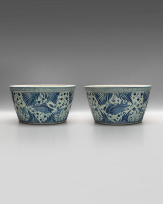 Парные кашпо &laquo;Рыбы&raquo;. Китай, конец 20 века. 
Фарфор, подглазурная роспись кобальтом. 
Высота: 20 