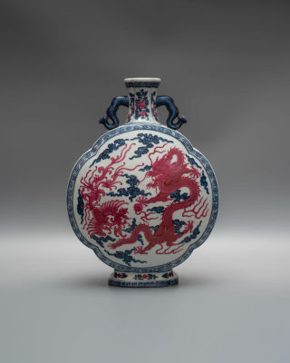 Большая ваза-фляга &laquo;Дракон и Феникс&raquo;. Китай, вторая половина 20 века.   
Фарфор, формовка 