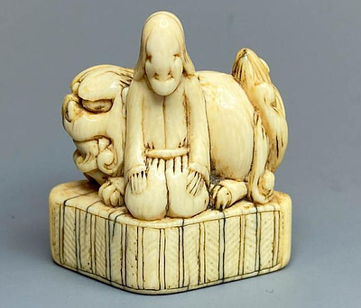 Нэцкэ &laquo;Архат и карасиси&raquo;. Япония, 18 век. 
Кость, резьба. 
Высота: 4,5 см. 
