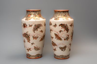 Нарядные высокие парные вазы с изображением бабочек. Япония, начало 20 века. 
Фарфор 