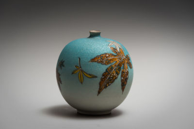 Изящная вазочка для одного цветка &laquo;Кленовые листья&raquo;. Япония, конец 19-начало 20 века. 
Фарфор 