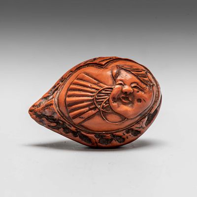 Нэцкэ &laquo;Амэ-но Удзумэ (Окамэ) с веером&raquo;. Япония, 19 век. 
Грецкий орех, резьба, тонировка. 