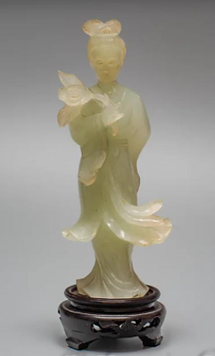 Скульптура &laquo;Красавица с цветком лотоса&raquo;. Китай, конец 19 – начало 20 века. 
Нефрит, резьба 