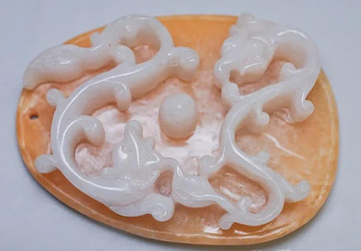 Украшение &laquo;Два дракона и жемчужина&raquo;. Китай, 2-я половина 20 века. 
Нефрит, резьба, гравировка 