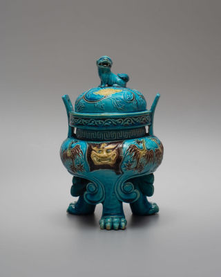 Курильница-треножник для благовоний. Китай, 20 век. 
Фарфор, скульптурная лепка, роспись эмалями 