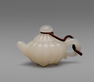 Чайничек в виде цветка хризантемы. Китай, начало 20 века. 
Нефрит белого цвета, резьба 