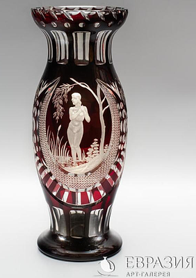 Высокая ваза &laquo;Купальщица&raquo;. Центральная Европа, 1930-1950-е годы. 
Хрусталь бесцветный, стекло 