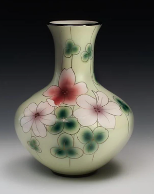 Ваза "Цветы". Япония, Эпоха Сёва (1926-1989), конец 1940- начало 1950 годов. 
Фарфор, эмаль. 
