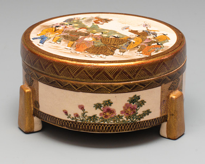 Шкатулка с жанровым сюжетом "Танец льва". Япония, период Мэйдзи (1868-1912). 
Фарфор 