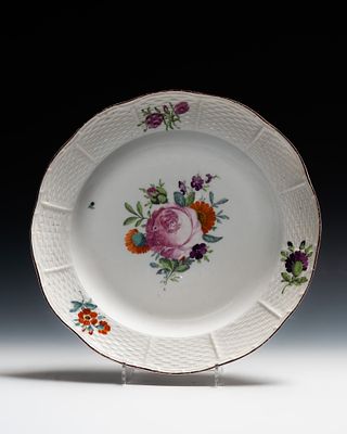 ИФЗ, Тарелка мелкая из Вседневного сервиза. Российская империя, ИФЗ, 1780-1796-е годы.
Фарфор