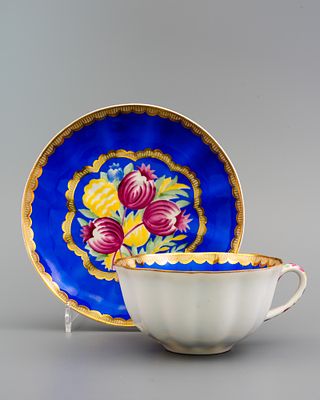 Чайная пара «Шиповник». Дулево, 1960-е годы. 
Фарфор, внутренняя надглазурная роспись, крытьё 