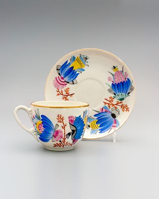 Чайная пара «Синие цветы». ЛФЗ, 1920-1930-е годы. 
Фарфор, надглазурная роспись эмалями 