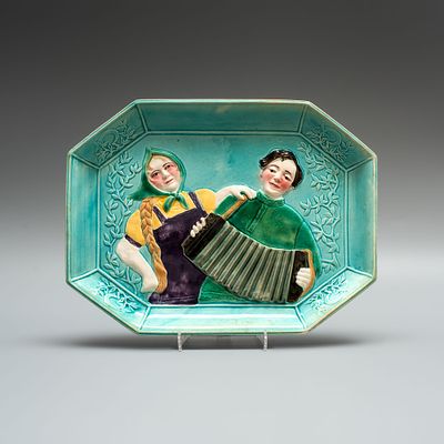 Декоративное блюдо «Гармонист». Мастер: Исидор Григорьерич Фрих-Хар (1893-1978). 
Конаковский 