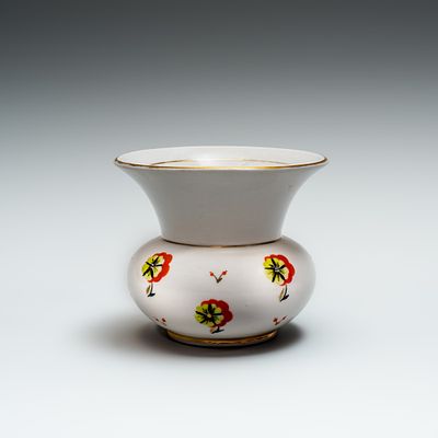 Ваза «Анютины глазки». ЛФЗ, 1970-1980е годы. 
Фарфор, роспись, глазурь, позолота. 
Высота: 9,5 