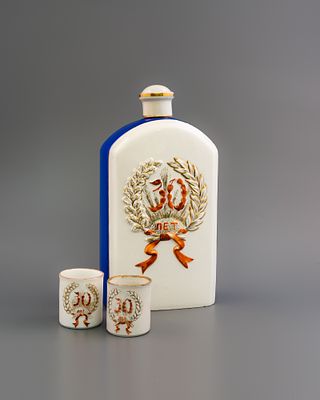 Набор из трех предметов, штоф и 2 стопки, с юбилейной датой «30 лет Ленинградский 