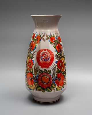 Ваза «60 лет Советской власти». Автор: О.В. Грист. 
Украина, Коростень, 1977 год. 
Фарфор 