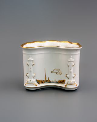 Вазочка-салфетница «Ростральные колонны и вид на Петропавловскую крепость». Мастер: Эдуард 