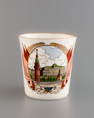 Кружка «Вид на Кремль со стороны Москва-реки». ЛФЗ, с 1957 до середины 1960-х годов. 
Фарфор 