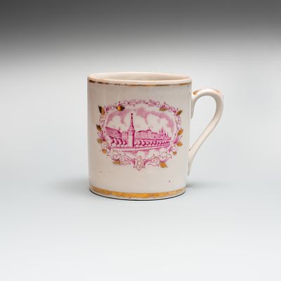 Чашка сувенирная «Вид Кремля. Память о Москве». СССР, Дулево, 1957 год. 
Фарфор, цветная печать 