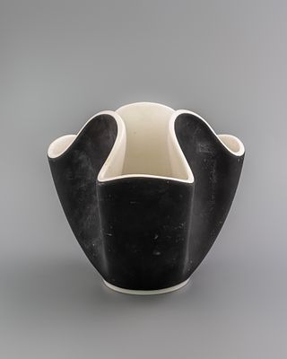 Ваза "Кристалл". ЛФЗ, 1956 год. 
Фарфор, надглазурное матовое крытьë. 
Мастер: В. Л. Семенов 